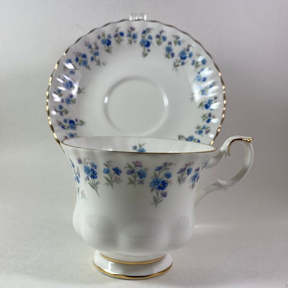 Inspiring Royal Albert "Memory Lane" teacup and saucer set - Picture 1 of 10